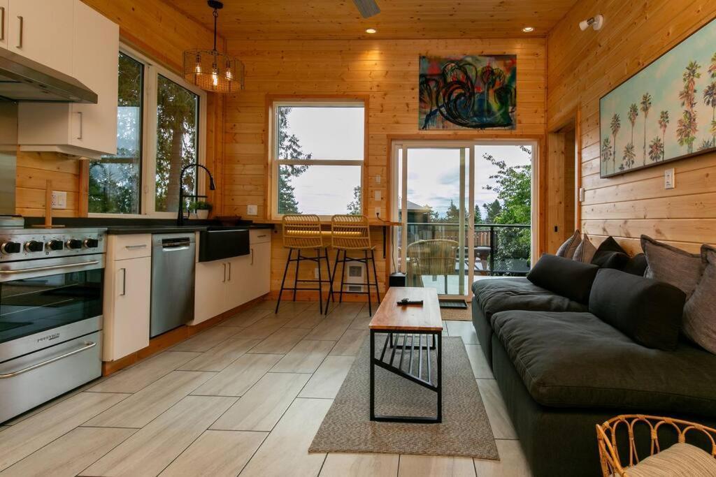 1-Bedroom Knotty Pine Cabin W Sauna & Jacuzzi Sooke Exterior photo
