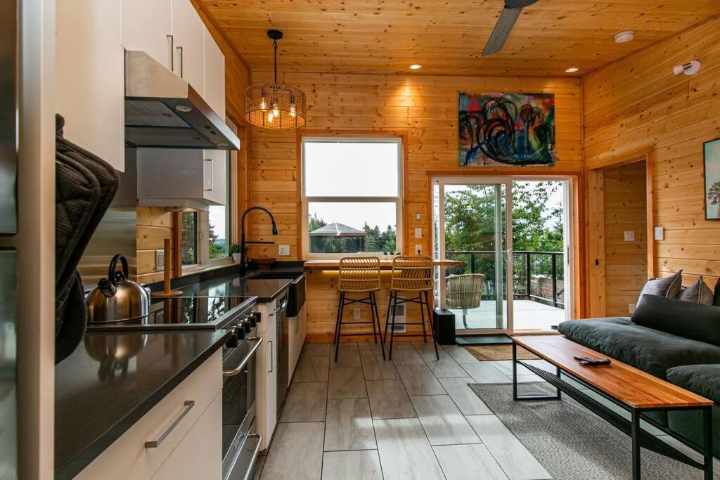 1-Bedroom Knotty Pine Cabin W Sauna & Jacuzzi Sooke Exterior photo